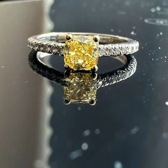 Tiffany NOVO fancy vivid yellow yellow diamond ring in .53 carat. - Picture 8 of 11